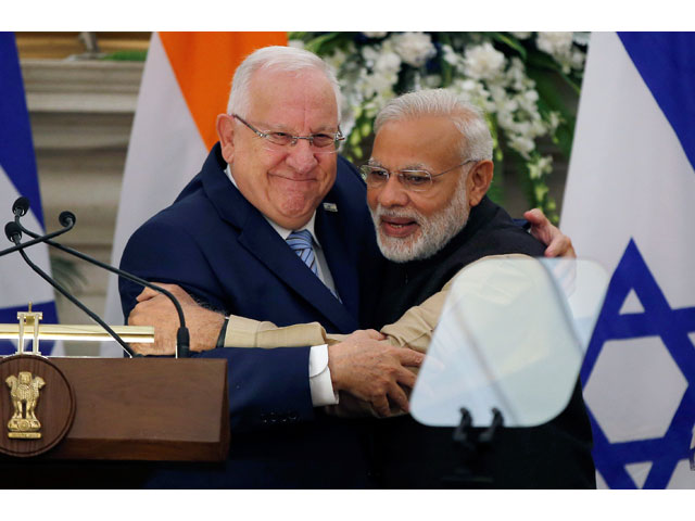 israeli president reuven rivlin and india 039 s prime minister narendra modi hug each other after reading their joint statement at hyderabad house in new delhi india november 15 2016 photo reuters