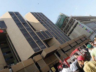 karachi s ii chundrigar road opened for traffic after security threat at state life building karachi s ii chundrigar road opened for traffic after security threat at state life building