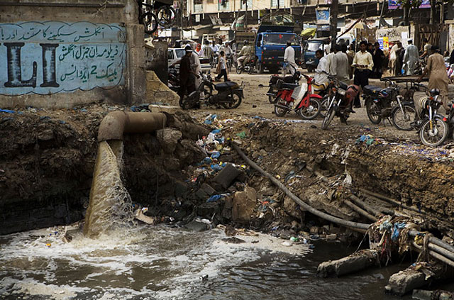as authorities turn a blind eye people in north karachi try to fix sewerage lines on their own