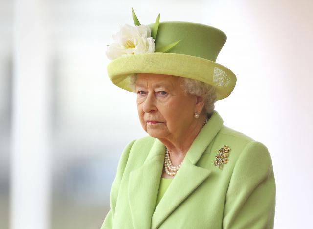 britain 039 s queen elizabeth stands on horse guards parade during the ceremonial welcome for colombia 039 s president juan manuel santos and his wife maria clemencia rodriguez de santos in central london britain november 1 2016 photo reuters