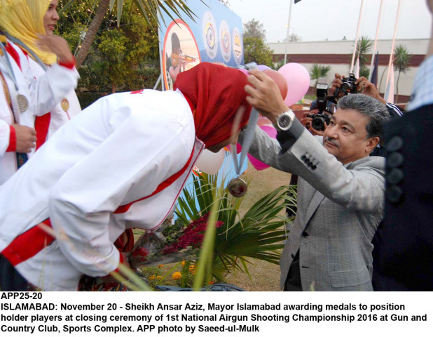 sheikh anser aziz awarding medals to positio holders photo app