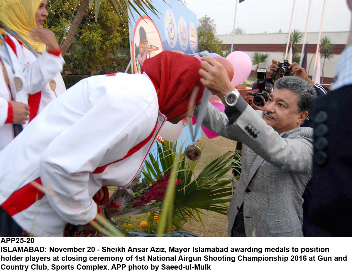 sheikh anser aziz awarding medals to positio holders photo app