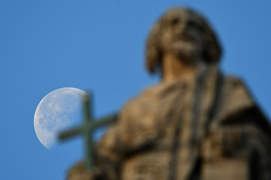 the moon sets behind a statue of st peter 039 s basilica before a holy mass for the closing of the jubilee of mercy at st peter 039 s square in vatican photo afp
