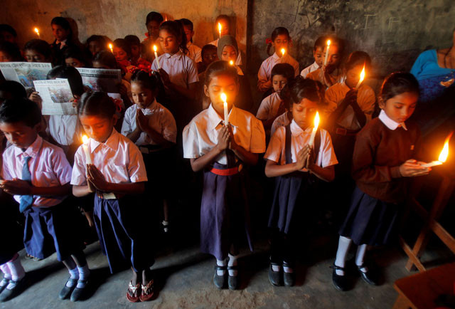 children hold candles as they pray for the victims of sunday 039 s train accident at pukhrayan near kanpur city at a school in agartala india november 21 2016 photo reuters
