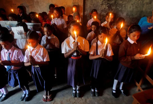 children hold candles as they pray for the victims of sunday 039 s train accident at pukhrayan near kanpur city at a school in agartala india november 21 2016 photo reuters children hold candles as they pray for the victims of sunday 039 s train accident at pukhrayan near kanpur city at a school in agartala india november 21 2016 photo reuters