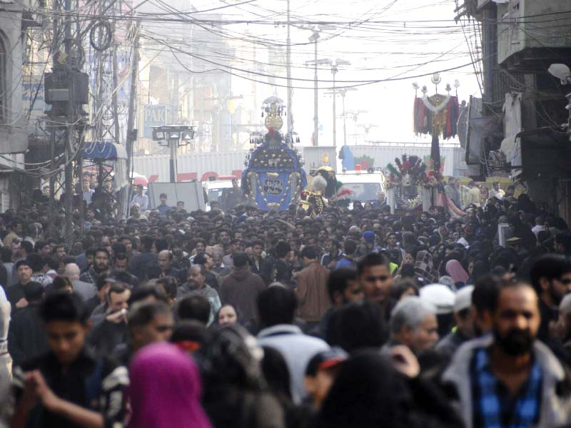 the main procession of the chehlum passes through a road in rawalpindi photo ppi