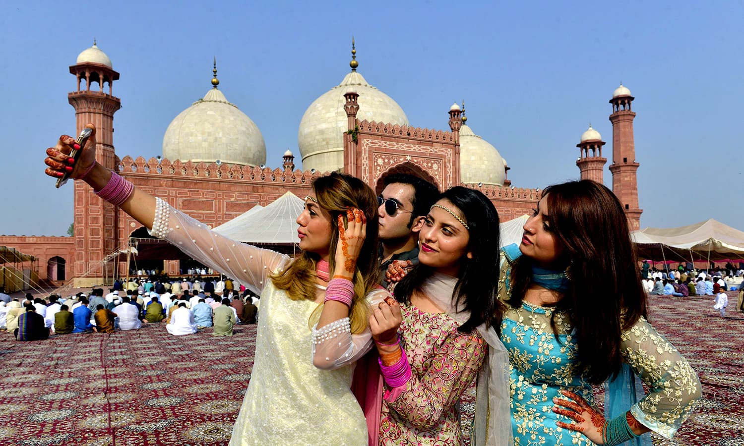 women pose for selfie after attending eidul azha prayers in lahore on september 13 2016 photo afp