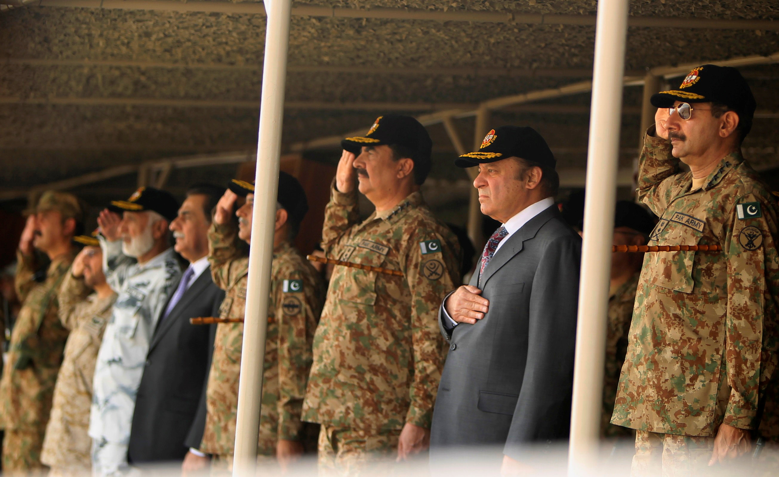 pakistan 039 s prime minister nawaz sharif and army chief of staff general raheel sharif watch military exercises in bahawalpure pakistan november 16 2016 reuters stringer