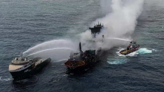 smoke rises from a fire onboard the mv x press pearl vessel in the sea off colombo harbour sri lanka may 30 2021 photo reuters smoke rises from a fire onboard the mv x press pearl vessel in the sea off colombo harbour sri lanka may 30 2021 photo reuters