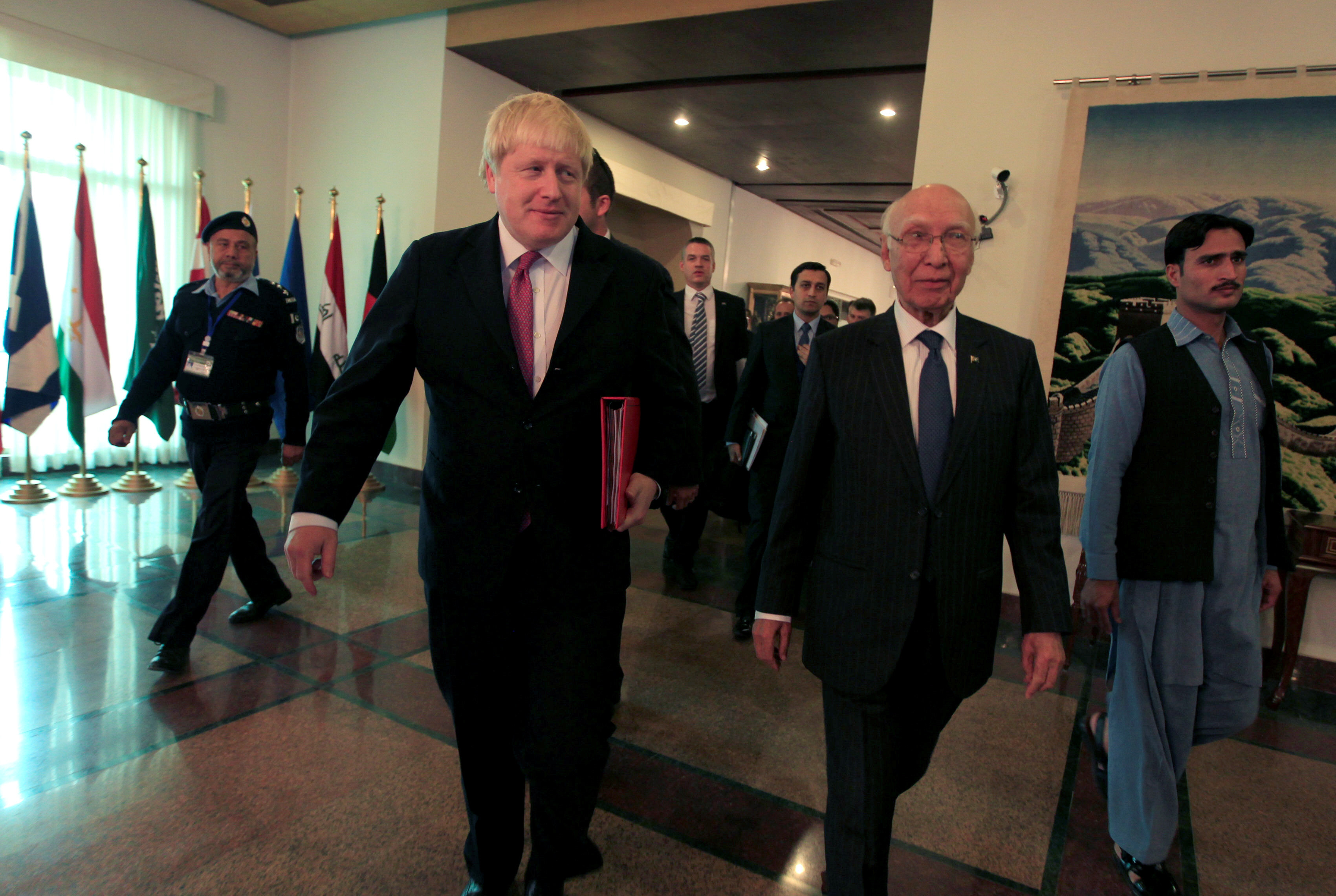 british foreign secretary boris johnson l walks with the adviser to pakistan 039 s prime minister on national security and foreign affairs sartaj aziz after their joint news conference at the foreign ministry in islamabad pakistan november 24 2016 photo reuters