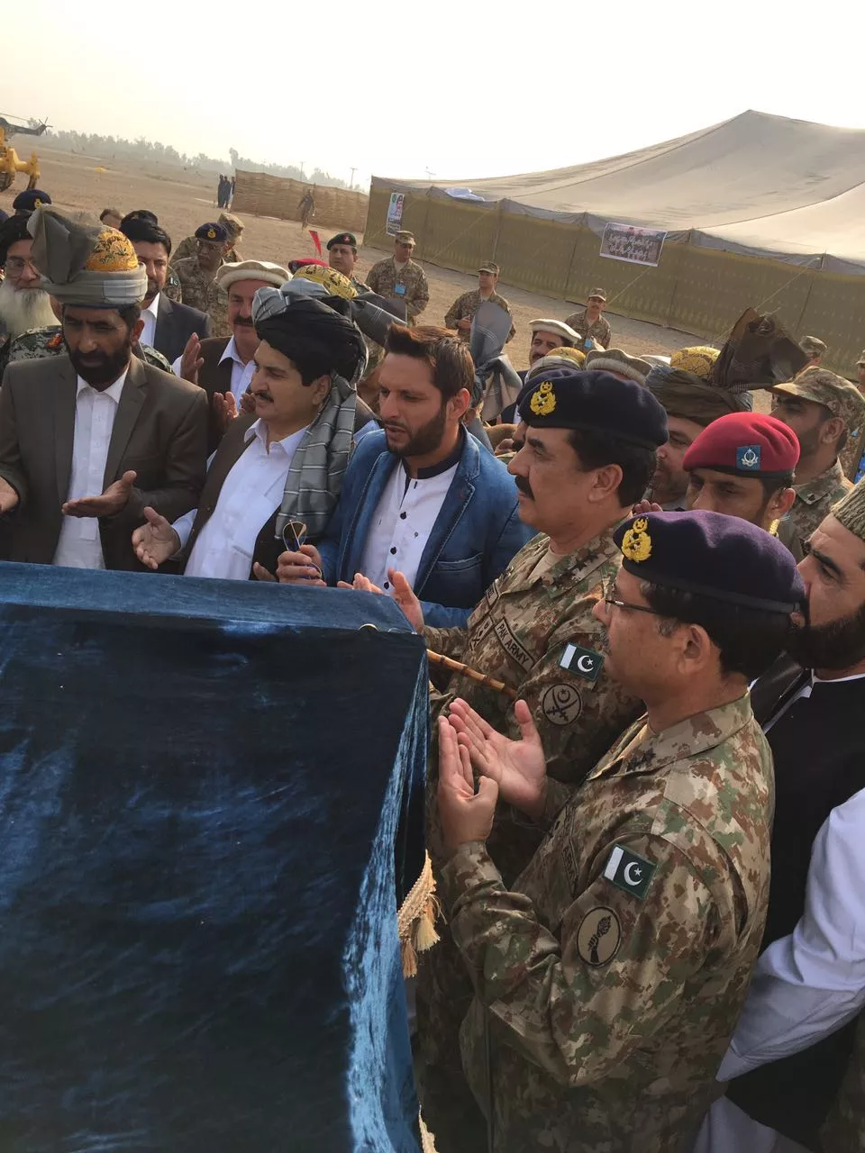 shahid afridi and raheel sharif in khyber agency photo shahid afridi shahid afridi and raheel sharif in khyber agency photo shahid afridi