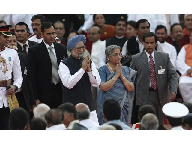 manmohan singh blue turban and his wife gursharan kaur greet the guests as they arrive for prime minister narendra modi 039 s oath taking ceremony at the presidential palace in new delhi may 26 2014 photo reuters