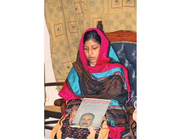 hani baloch holds a photograph of her missing father and urges the government to help recover him soon photo ayesha mir express hani baloch holds a photograph of her missing father and urges the government to help recover him soon photo ayesha mir express