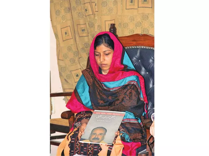 hani baloch holds a photograph of her missing father and urges the government to help recover him soon photo ayesha mir express hani baloch holds a photograph of her missing father and urges the government to help recover him soon photo ayesha mir express