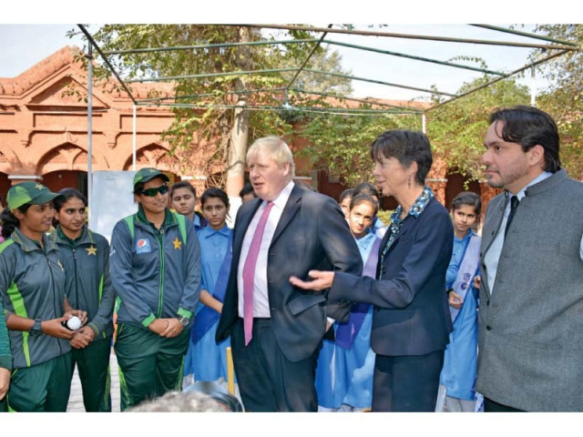 uk foreign secretary boris johnson joanna reid and isfundiar kasuri with kinnaird high school students photo dfid uk foreign secretary boris johnson joanna reid and isfundiar kasuri with kinnaird high school students photo dfid