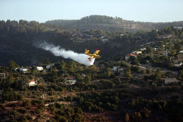 a foreign firefighting plane helps extinguish a fire over the village of nataf close to jerusalem as it helps extinguish an ongoing fire in the area on november 26 2016 photo afp a foreign firefighting plane helps extinguish a fire over the village of nataf close to jerusalem as it helps extinguish an ongoing fire in the area on november 26 2016 photo afp