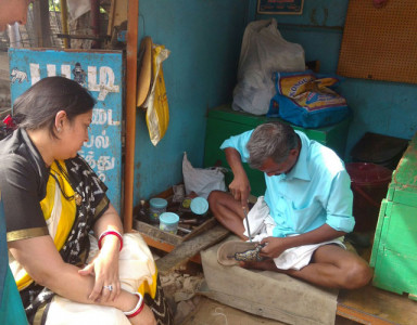 indian minister gives cobbler inr100 for fixing slipper