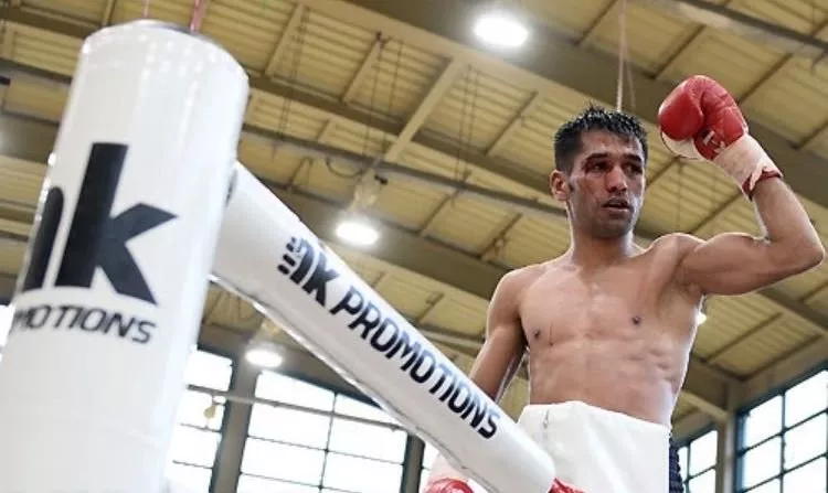 waseem tired magramo out by leaning against the rope for the first three rounds before suddenly catching fire in the latter rounds photo courtesy andy kim waseem tired magramo out by leaning against the rope for the first three rounds before suddenly catching fire in the latter rounds photo courtesy andy kim