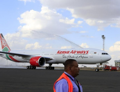 nairobi airport closed temporarily after plane makes emergency landing