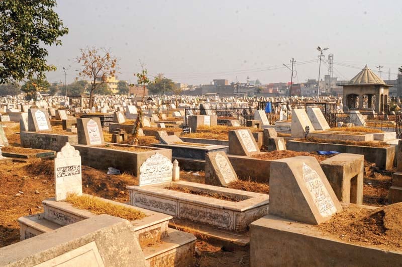 a view of an overcrowded graveyard in rawalpindi photos agha mehroz express