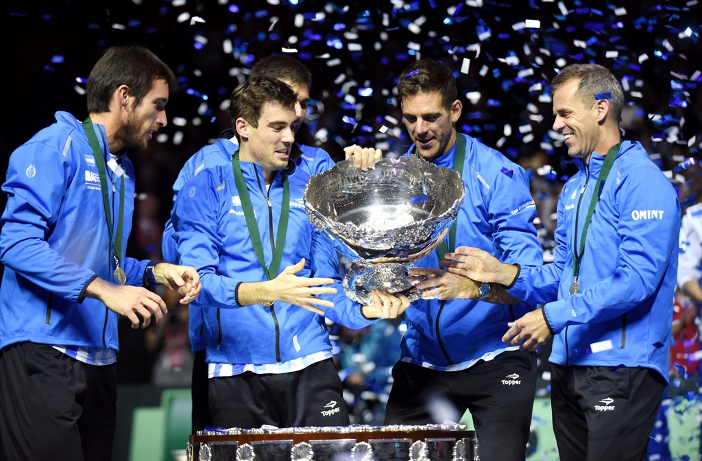 l r leonardo mayer guido pella federico delbonis juan martin del potro and coach daniel orsanic celebrate with the trophy on november 27 2016 at the arena hall in zagreb photo afp