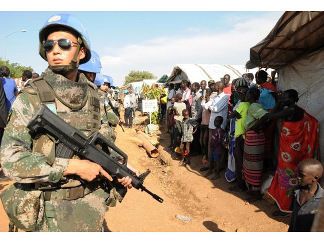 a un peacekeeper stands guard at a demonstration by people displaced in the recent fighting during a visit by the united nations security council delegation to the un house in jebel near south sudan 039 s capital juba september 3 2016 photo reuters