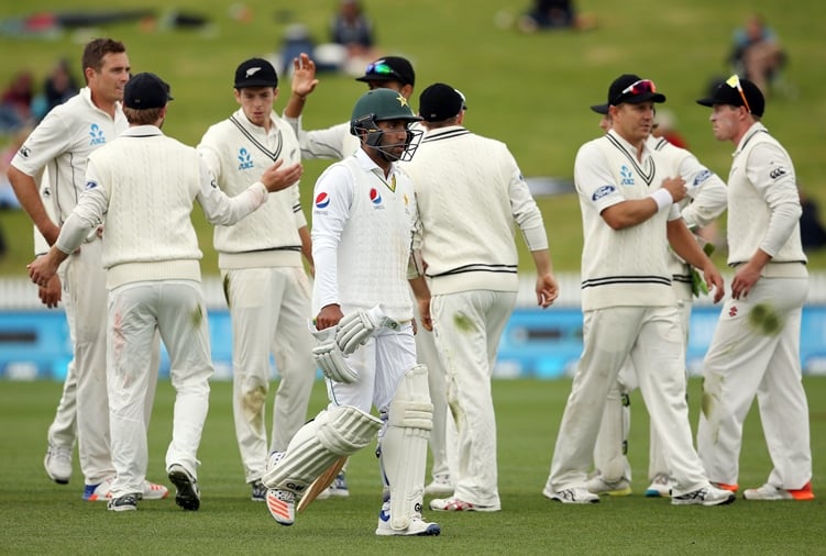 pakistan 039 s sami aslam is dismissed for 91 runs during day five of the second cricket test match between new zealand and pakistan at seddon park in hamilton on november 29 2016 photo afp