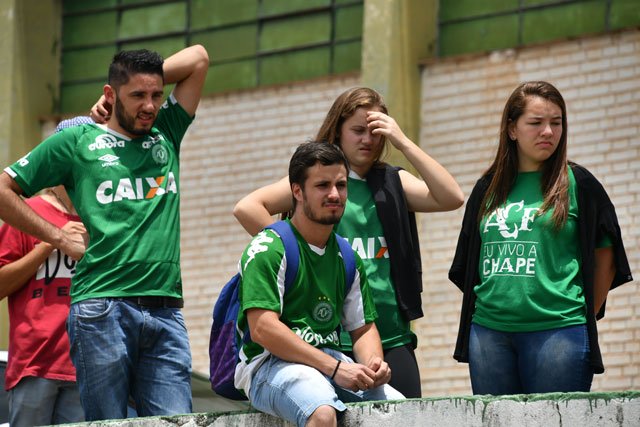 people pay tribute to the players of brazilian team chapecoense real who were killed in a plane accident in the colombian mountains at the club 039 s arena conda stadium in chapeco in the southern brazilian state of santa catarina on november 29 2016 photo afp