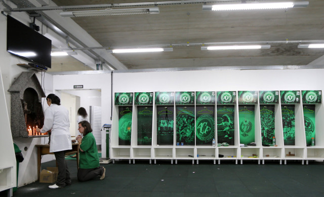 employees of chapecoense soccer team pray inside the team 039 s locker room at the arena conda stadium in chapeco brazil on november 29 2016 photo reuters paulo whitaker employees of chapecoense soccer team pray inside the team 039 s locker room at the arena conda stadium in chapeco brazil on november 29 2016 photo reuters paulo whitaker
