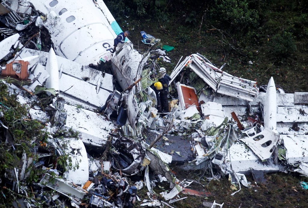 rescue crew work at the wreckage from a plane that crashed into colombian jungle near medellin colombia on november 29 2016 photo reuters fredy builes