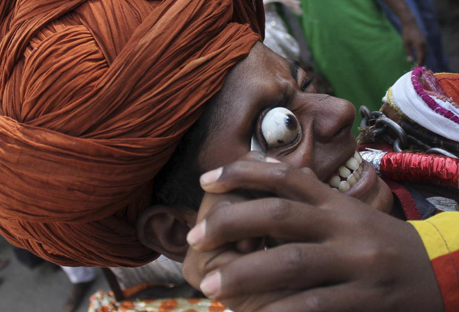 an indian muslim devotee on a pilgrimage to the shrine of sufi saint khwaja moinuddin chishti for the festival of urs performs a stunt during a procession at ajmer in the desert indian state of rajasthan april 8 2016 photo reuters