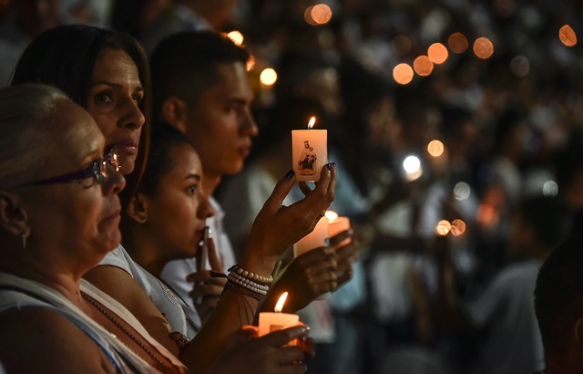 fans mourn victims of the plane crash photo afp