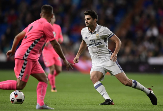 enzo fernandez r vies with angel bastos at the santiago bernabeu stadium in madrid on november 30 2016 photo afp enzo fernandez r vies with angel bastos at the santiago bernabeu stadium in madrid on november 30 2016 photo afp