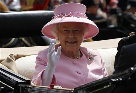 britain 039 s queen elizabeth waves as she arrives to attend the second day of racing at royal ascot in southern england june 20 2012 reuters stefan wermuth