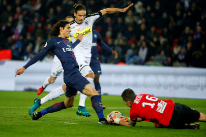 ligue 1 cavani keeps psg hot on nice s heels