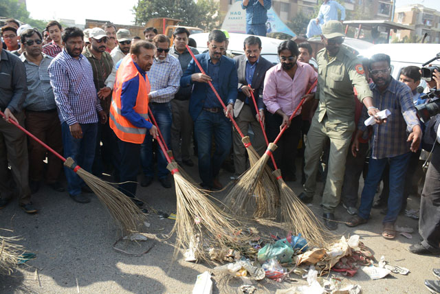 mqm pakistan leaders cleaning the city 039 s roads as part of their campaign photo express