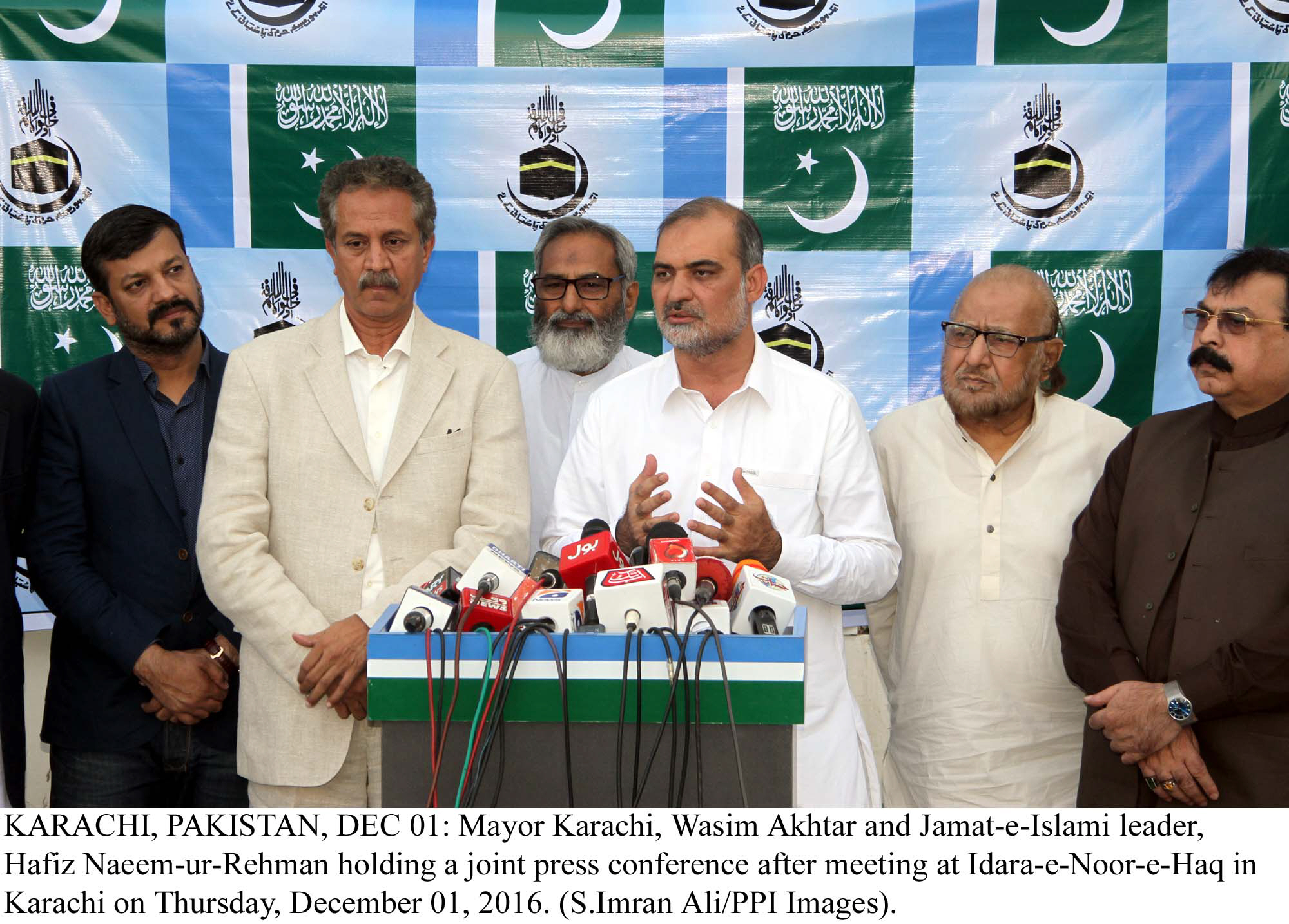 karachi mayor waseem akhter and ji leader naeemur rehman addresses a joint presser in karachi on thursday photo ppi