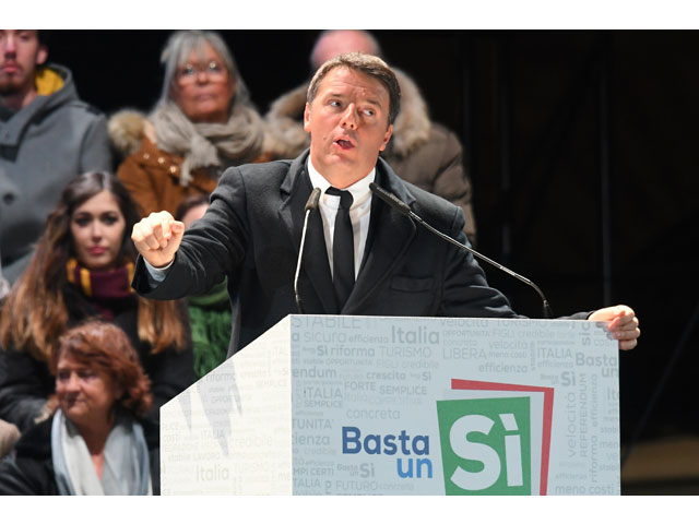 italy 039 s prime minister matteo renzi delivers a speech during a campaign meeting upon a referendum on constitutional reforms on december 2 2016 at piazza della signoria in central florence photo afp