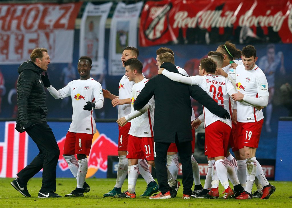 rb leipzig 039 s coach ralph hasenhuettl celebrates with his players after winning the match photo reuters