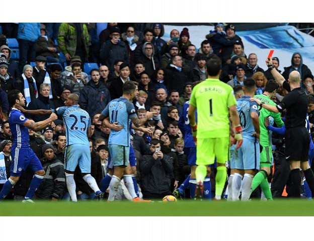 referee shows a red card to fernandinho as he grabs fabregas at the etihad stadium in manchester north west england on december 3 2016 photo afp