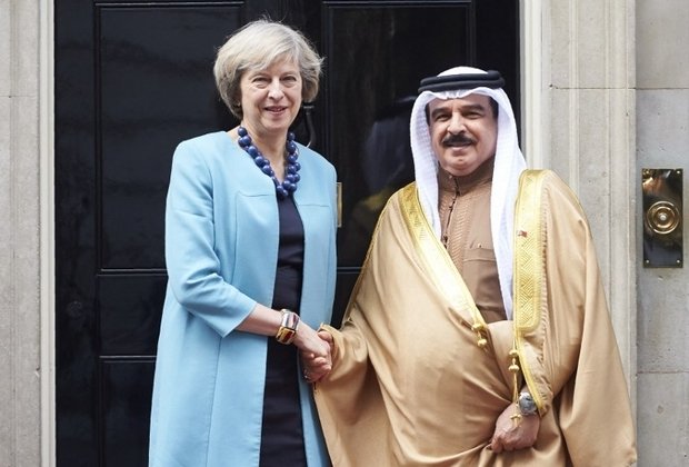 british prime minister theresa may l greets king of bahrain hamad bin isa al khalifa outside 10 downing street in london on october 26 2016 photo afp
