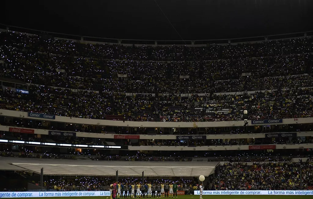 fans shine lights during the one minute of silence in memory of chapecoense at the azteca stadium in mexico city on december 4 2016 photo afp fans shine lights during the one minute of silence in memory of chapecoense at the azteca stadium in mexico city on december 4 2016 photo afp