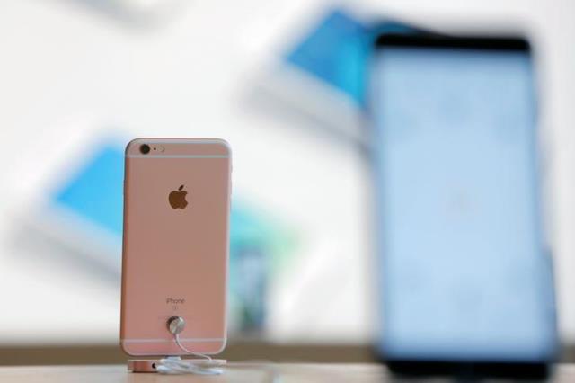 iphones sit on display during a preview event at the new apple store williamsburg in brooklyn new york us july 28 2016 photo reuters