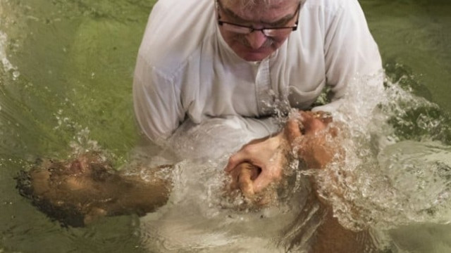 pastor matthias linke of the evangelisch freikirchliche gemeinde church baptizes a newly converted muslim refugee during a ceremony in berlin on november 27 2016 photo afp pastor matthias linke of the evangelisch freikirchliche gemeinde church baptizes a newly converted muslim refugee during a ceremony in berlin on november 27 2016 photo afp