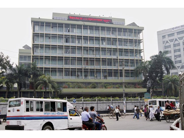 commuters pass by the front of the bangladesh central bank building in dhaka march 8 2016 photo reuters