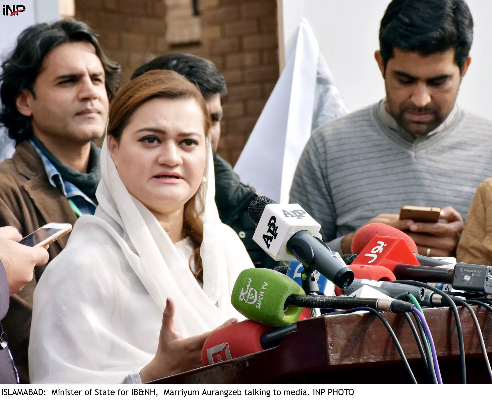 marriyam auranzeb talking to media photo inp marriyam auranzeb talking to media photo inp