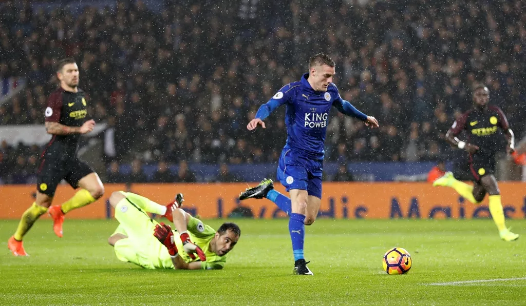 jamie vardy beats claudio bravo to score leicester 039 s third goal photo reuters jamie vardy beats claudio bravo to score leicester 039 s third goal photo reuters
