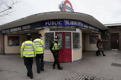 man stabs passenger in london then shouts i want to kill a muslim