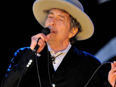 bob dylan is sorry he didn t show up to accept the nobel prize