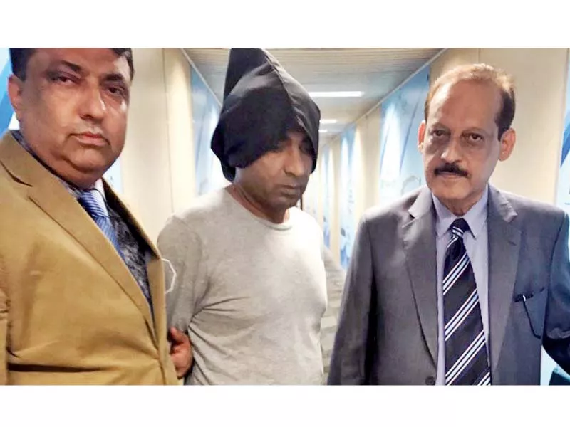 abdul rehman escorted by fia officers at karachi airport photo online abdul rehman escorted by fia officers at karachi airport photo online